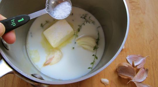 Mashed-potatoes-with-garlic-and-thyme-03