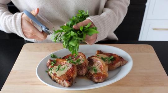 Pork chops with mustard sauce and tarragon-08