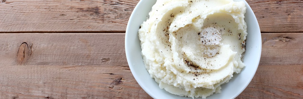 Fluffy and “Buttery” Garlic Mashed Potatoes